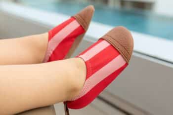 Les Petits Marins Grenadine aux pieds d'un bébé