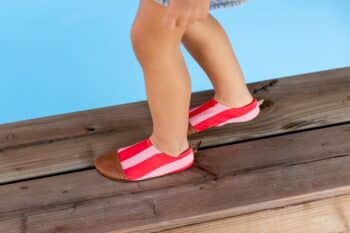 Les Petits Marins Grenadine aux pieds d'un enfant