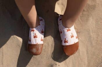 Les Petits Oasis aux pieds d'un enfant dans le sable