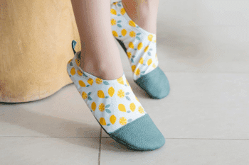 Les Petits Citrons Jaunes aux pieds d'une femme