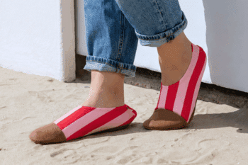Les Petits Marins Grenadine aux pieds d'une femme