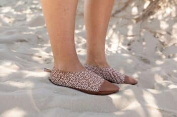 Les Petits Léon aux pieds d'une femme