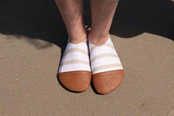 Les Petits Marins Camel aux pieds d'un enfant