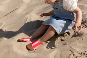 Les Petits Marins Grenadine aux pieds d'une petite fille