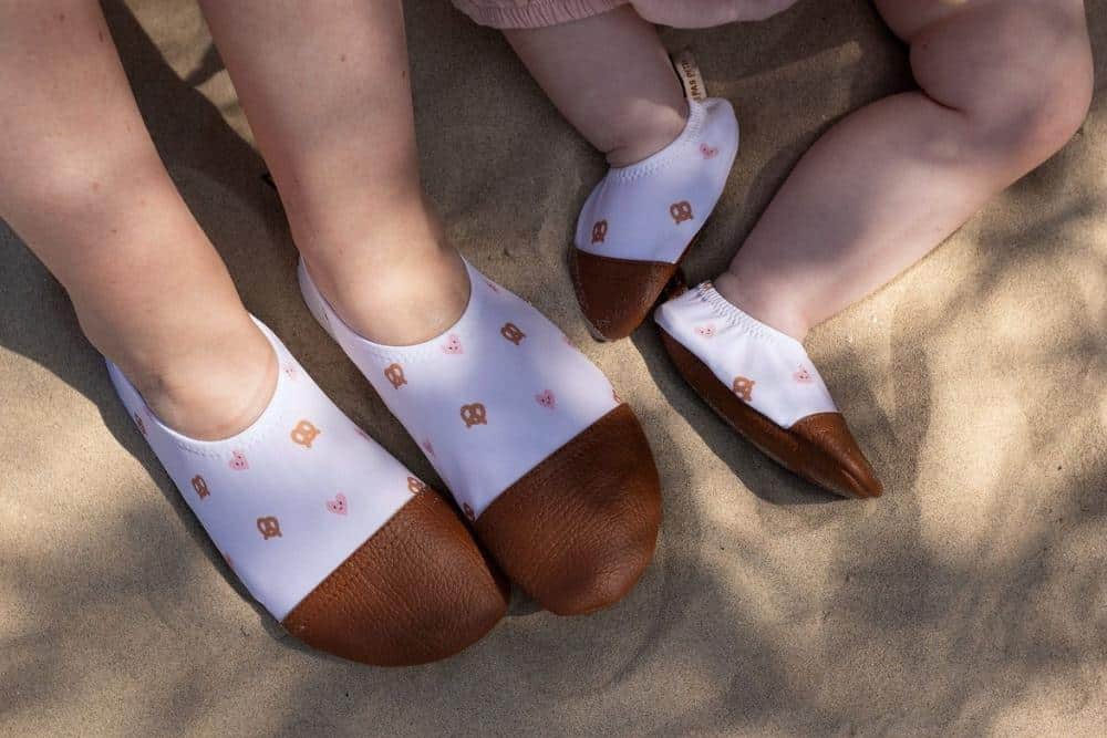 Les Petits Bretzels aux pieds d'un bébé et de sa maman