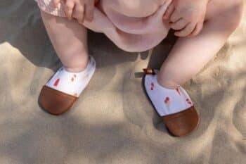 Les Petites Glaces aux pieds d'un bébé