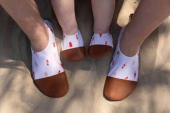 Les Petites Glaces aux pieds d'un bébé et de sa maman