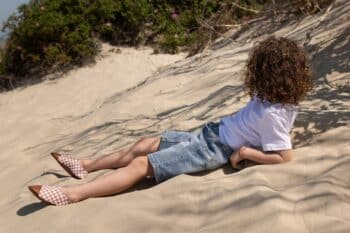 Les Petits Damiers aux pieds d'un garçon
