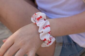 Les Petits Chouchous Homards au poignet d'une fille
