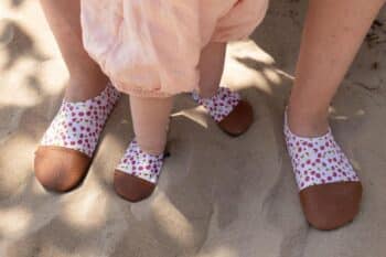 Les Petites Cerises aux pieds d'un bébé et de sa maman