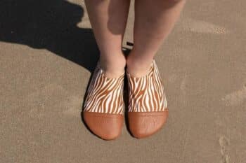 Les Petits Zèbres aux pieds d'un enfant