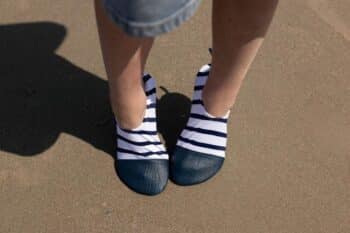 Les Petits Marins aux pieds d'un enfant