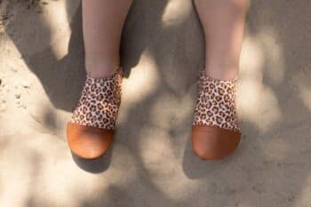 Les Petits Léon aux pieds d'un enfant