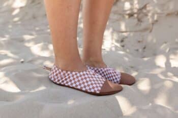 Les Petits Damiers aux pieds d'une femme