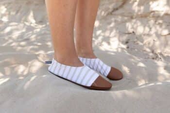 Les Petits Marins Camel aux pieds d'une femme