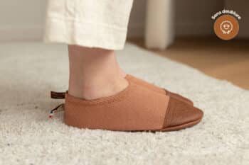 Les Petits Jerseys Camel aux pieds d'une femme