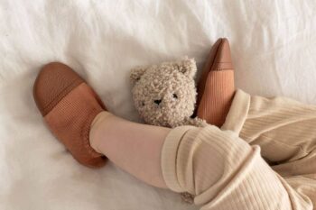 Les Petits Jerseys Camel aux pieds d'un bébé