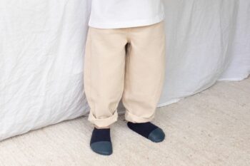 Les Petits Jerseys Bleu profond aux pieds d'un garçon