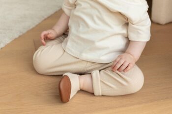 Les Petits Jerseys Noisettes aux pieds d'un bébé