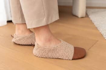Les Petites Bouclettes Noisettes aux pieds d'une femme