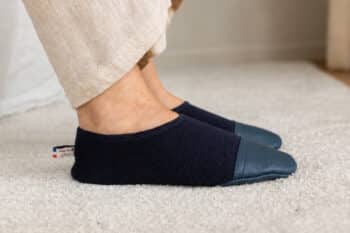 Les Petits Tricots Bleu profond aux pieds d'une femme