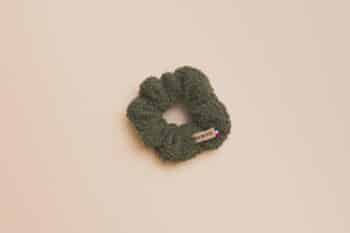 Les Petits Chouchous Bouclettes Gris vert sur fond blanc
