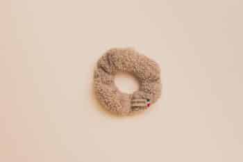 Les Petits Chouchous Bouclettes Noisettes sur fond blanc
