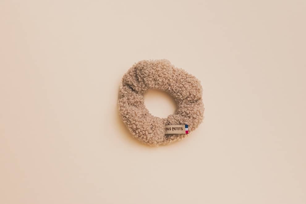 Les Petits Chouchous Bouclettes Noisettes sur fond blanc