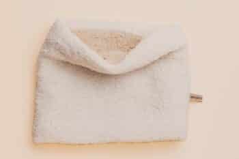 Les Petits Tours de cou Bouclettes Ivoire avec doublure sur fond blanc
