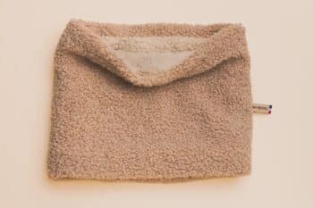 Les Petits Tours de cou Bouclettes Noisettes avec doublure sur fond blanc