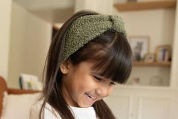 Les Petits Bandeaux Bouclettes Gris vert dans les cheveux d'une petite fille