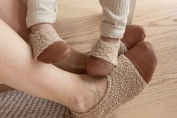 Les Petites Bouclettes Noisettes aux pieds d'un enfant et de sa maman