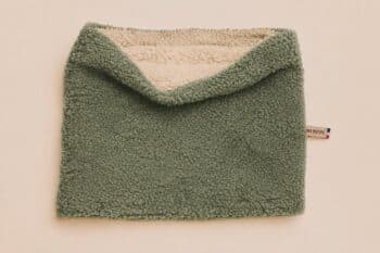Les Petits Tours de cou Bouclettes Gris vert avec doublure sur fond blanc