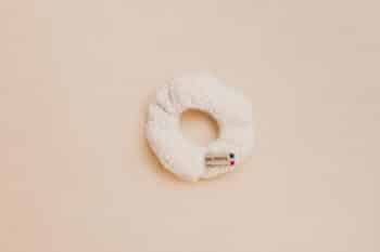 Les Petits Chouchous Bouclettes Ivoire sur fond blanc