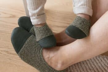 Les Petites Bouclettes Gris vert aux pieds d'un enfant et de sa maman