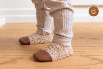 Les Petites Bouclettes Noisettes aux pieds d'un enfant