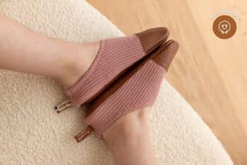 Les Petits Tricots Vieux rose aux pieds d'un enfant