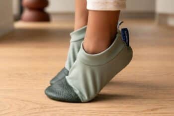 Les Petits Polaires Vert amande aux pieds d'un enfant