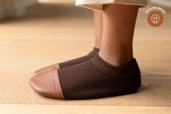 Les Petits Polaires Marron chocolat aux pieds d'un enfant
