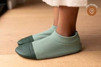 Les Petits Polaires Vert amande aux pieds d'un enfant