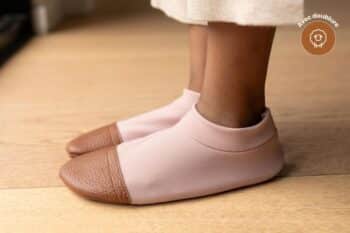 Les Petits Polaires Rose pâle aux pieds d'un enfant