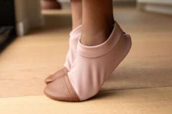 Les Petits Polaires Rose pâle aux pieds d'un enfant