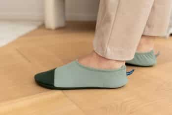 Les Petits Polaires Vert amande aux pieds d'une femme