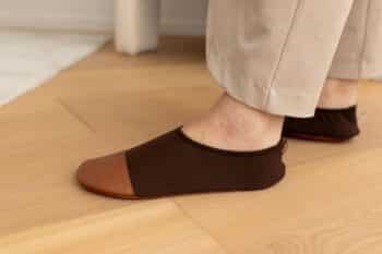 Les Petits Polaires Marron chocolat aux pieds d'une femme